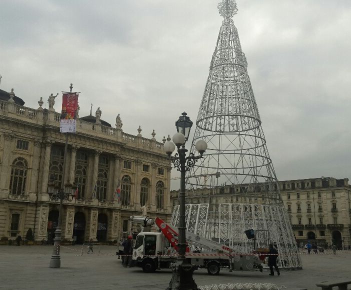 Si accende il Natale in piazza Castello: al via l'allestimento dell'albero luminoso (FOTO)