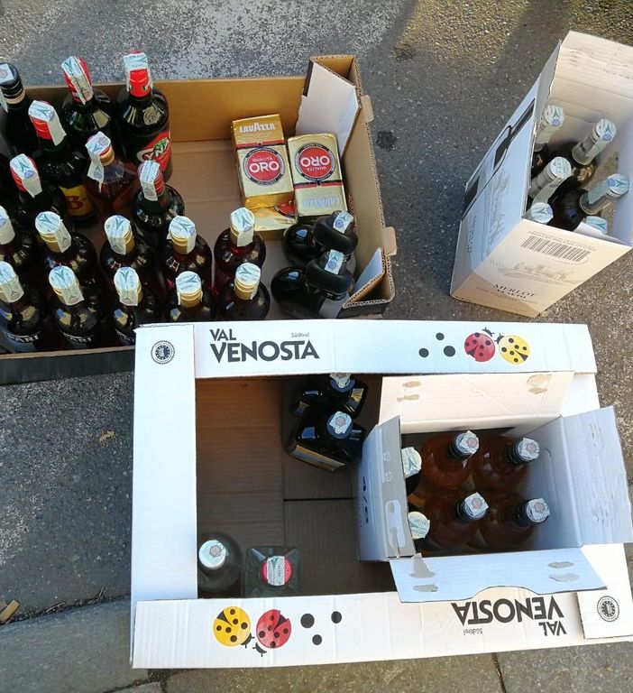 Sicurezza, sequestrata un'auto straniera con una quarantina di bottiglie di superalcolici