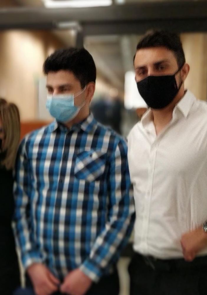 Alex Pompa al centro, insieme alla mamma e al fratello Loris