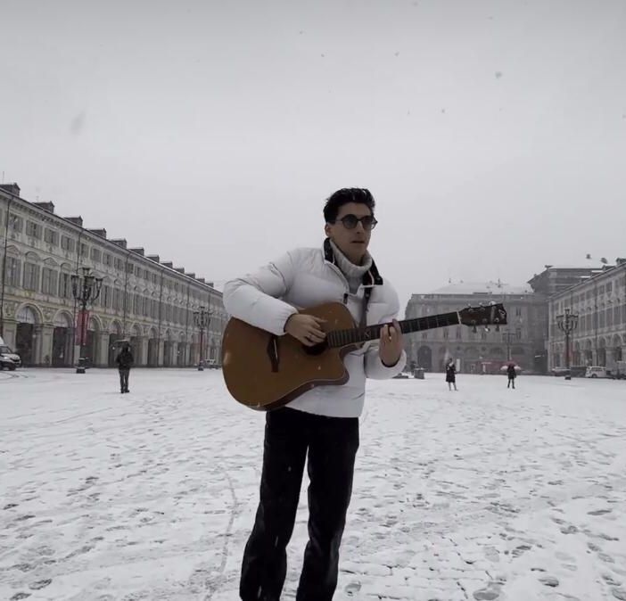 Emanuele Aloia canta “Meteo” sotto i fiocchi di neve