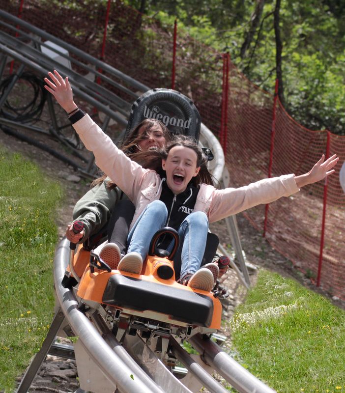 Alpine coaster con persone sedute sopra