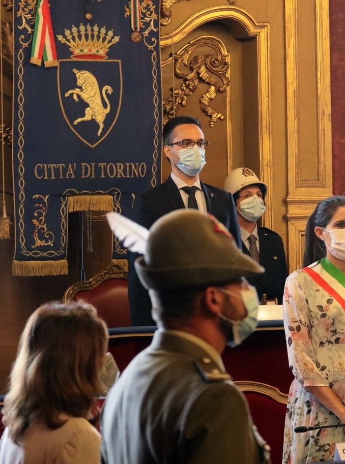 Sala rossa con sindaca e alpini