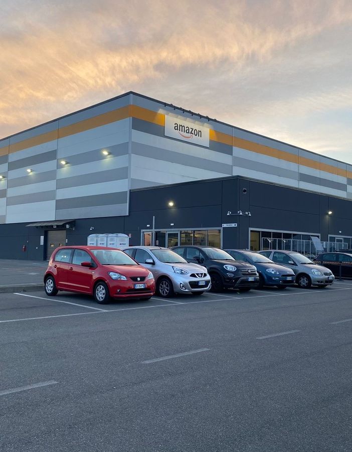 Stabilimento con auto parcheggiata davanti