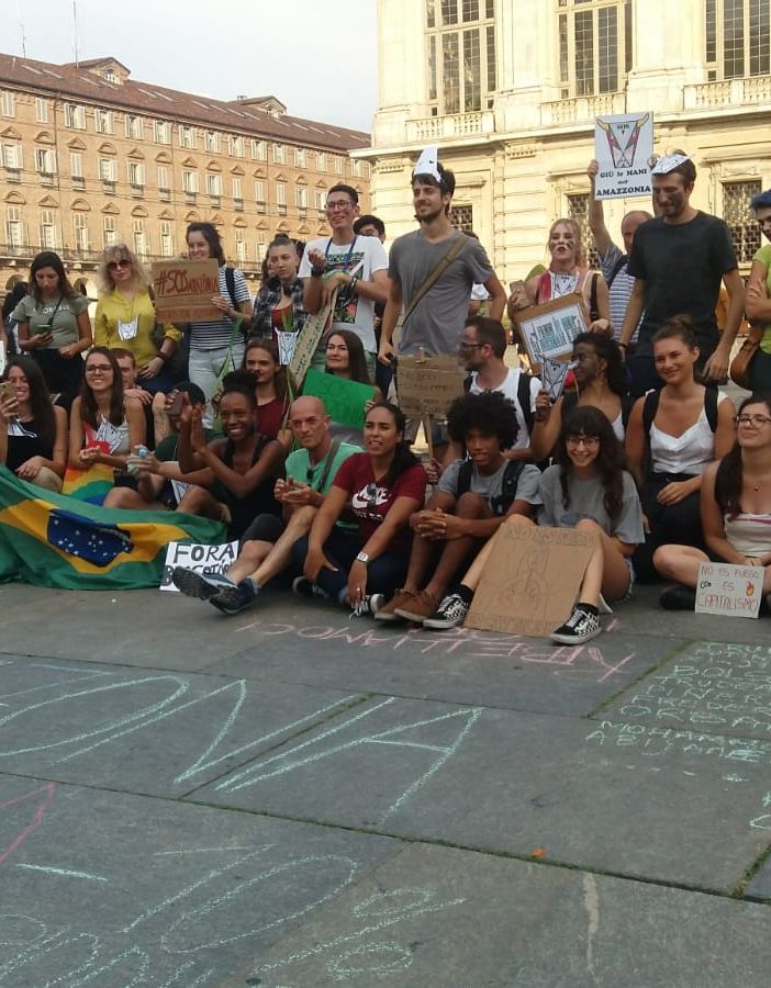 Gli studenti torinesi in piazza per l'Amazzonia: &quot;Fora Bolsonaro&quot; [FOTO e VIDEO]
