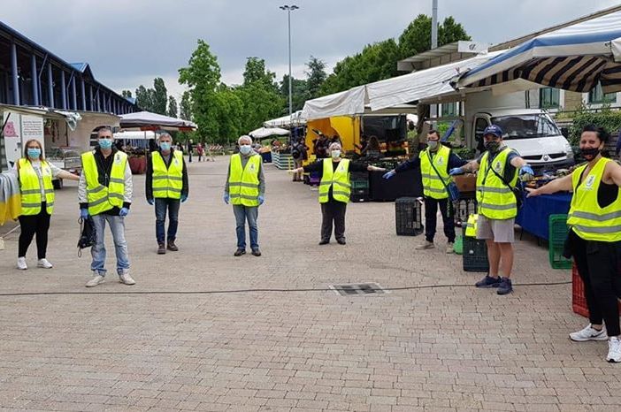 Nichelino, i volontari del mercato di piazza Moro e la solidarietà ai tempi del coronavirus