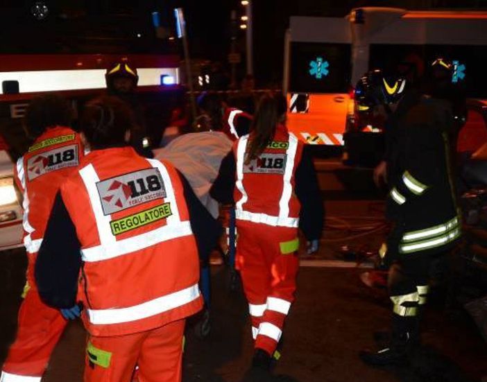 Beinasco, operaio schiacciato dal muletto: ferito, è stato trasportato in ospedale