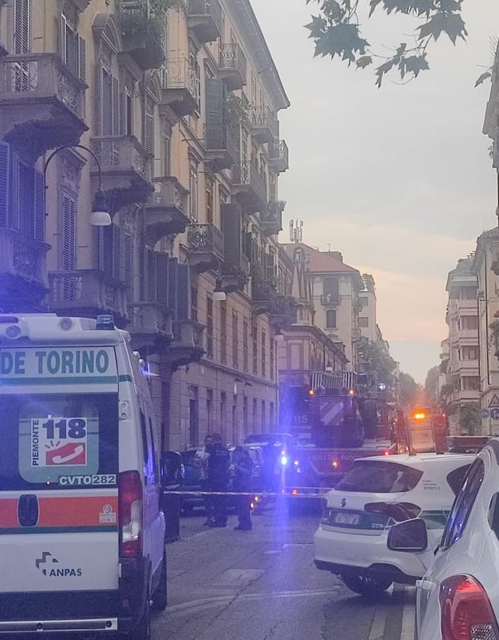Crollato un solaio in via Bertola: strada chiusa, ambulanza sul posto