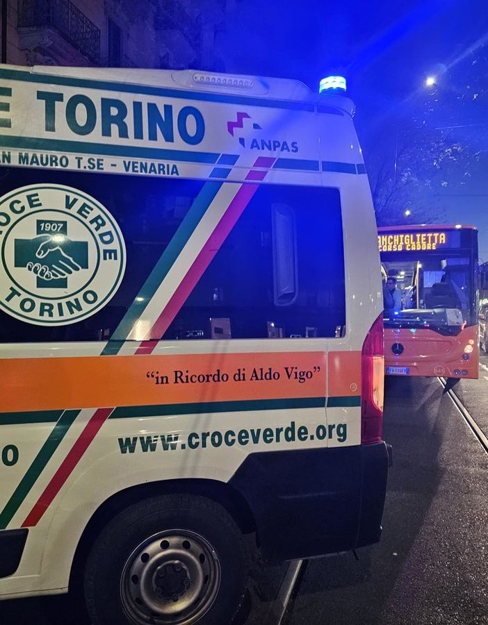 Persona anziana cade: il 77 costretto a fermarsi sui binari, traffico in tilt