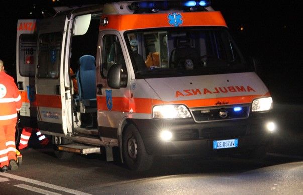 Auto si ribalta sulla statale a Borgomasino: un morto