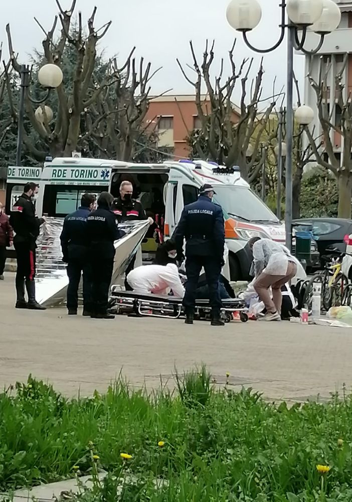 Ambulanza soccorre persona vittima di un malore