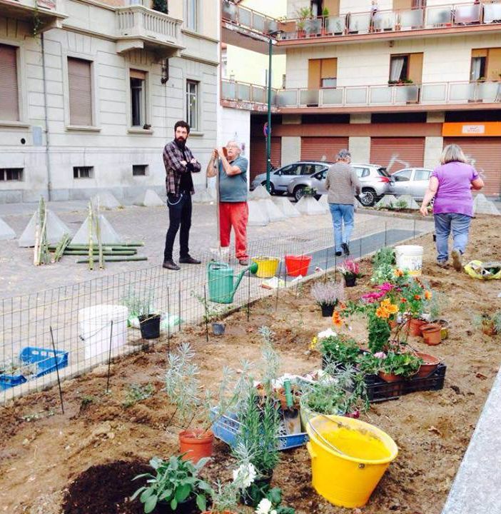 Un gruppo di torinesi si è rimboccato le maniche e sta riparando piazza Paravia
