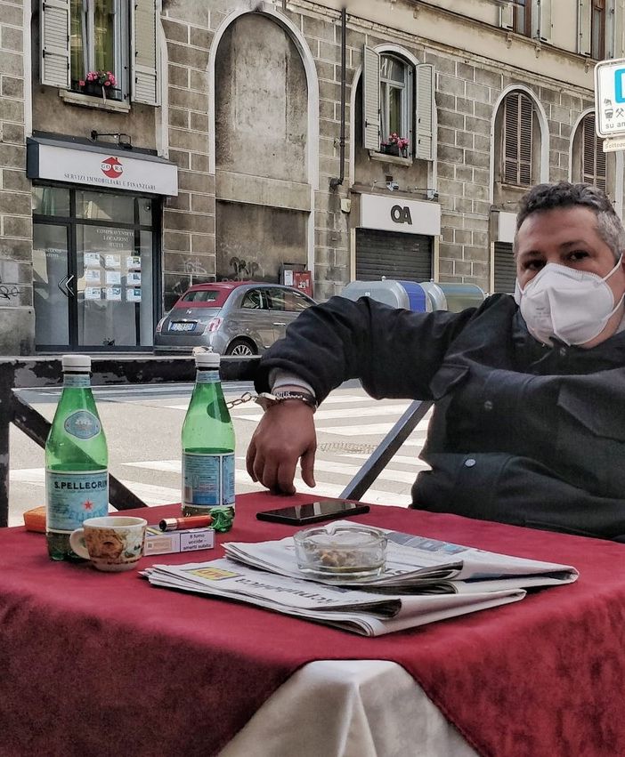 Ammanettato al dehor della caffetteria