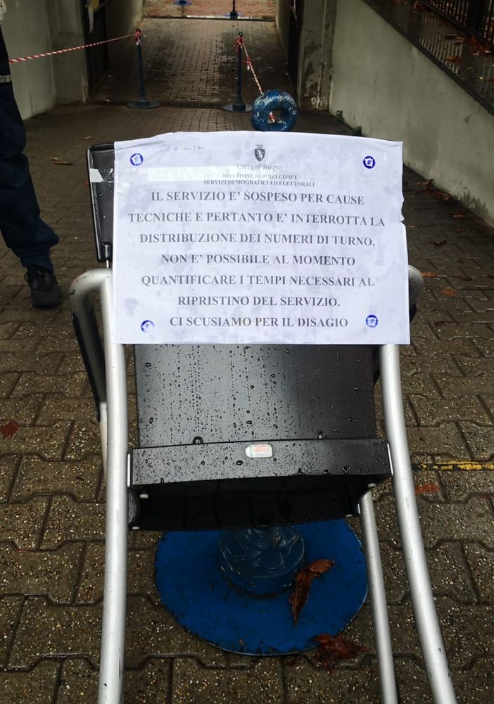cartello su una sedia dell'anagrafe