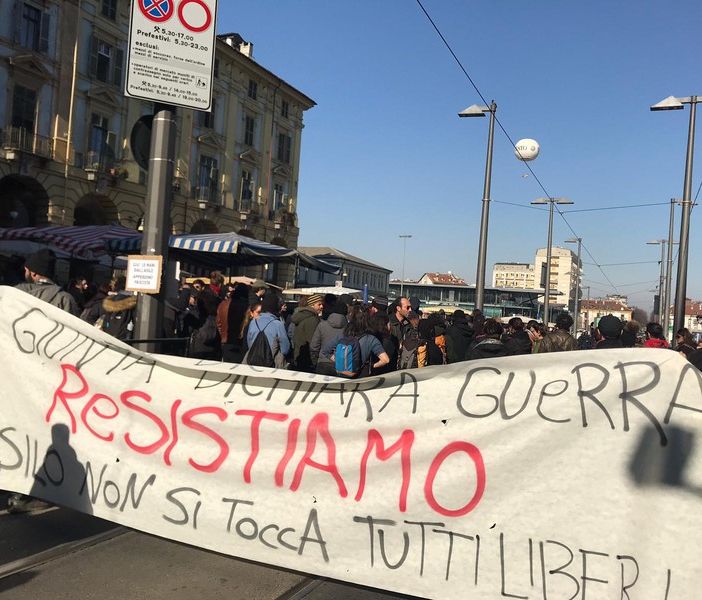 Anarchici, misure cautelari dopo lo sgombero dell'asilo: operazioni di polizia in corso