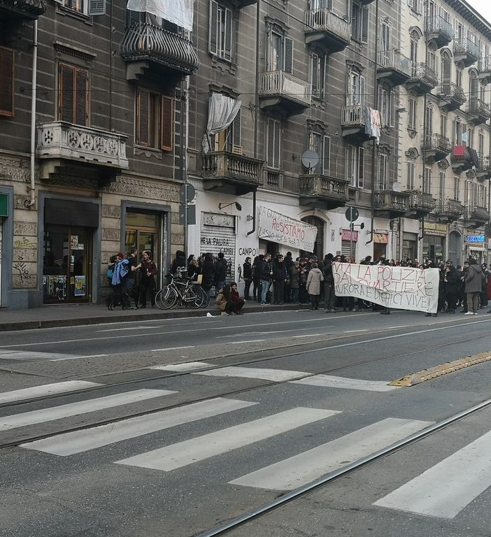 Il corteo degli anarchici fa paura: via i déhors dal centro di Torino e i bus sostituiscono i tram