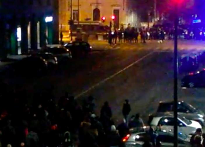 Notte di tensione ad Aurora, gli anarchici marciano verso l’asilo: la polizia sbarra la strada [VIDEO]