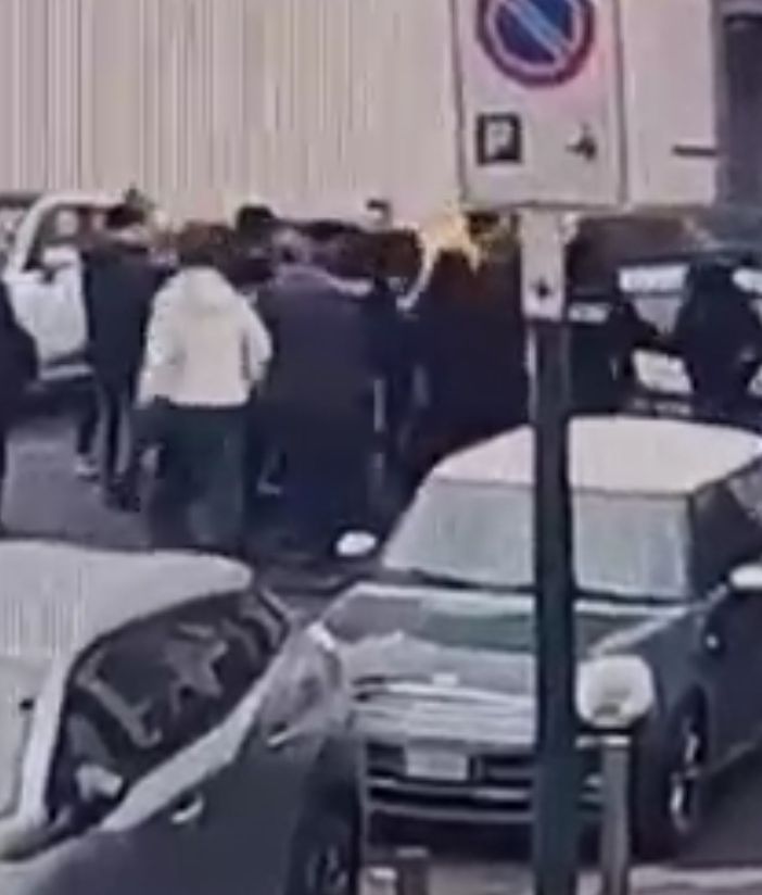 Tensioni e incidenti di fronte alla Questura, una decina le posizioni al vaglio degli investigatori
