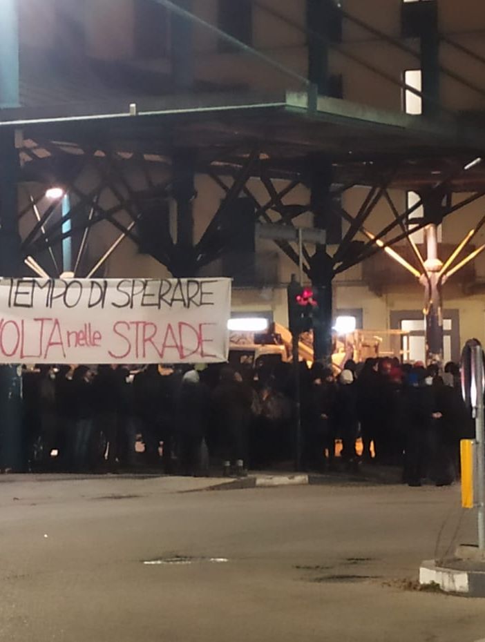Protesta degli anarchici nel quartiere Aurora