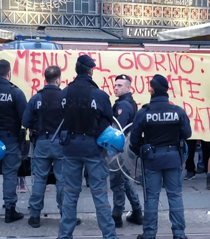 Anarchici contestano il nuovo mercato al Palafuksas di Porta Palazzo