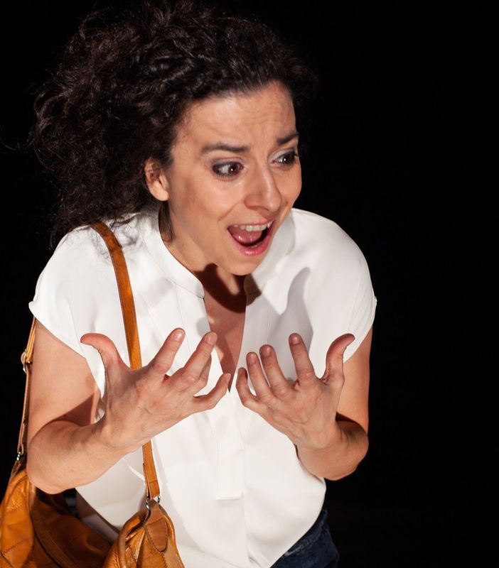 “Ancora una e poi spengo”: la dipendenza da serie tv portata a teatro alla Cascina Le Vallere