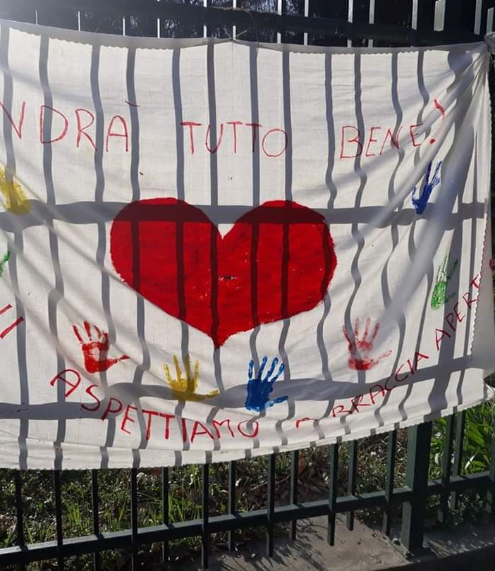 Coronavirus, lenzuolo davanti ad una scuola di Torino:&quot;Andrà tutto bene. Vi aspettiamo a braccia aperte&quot;