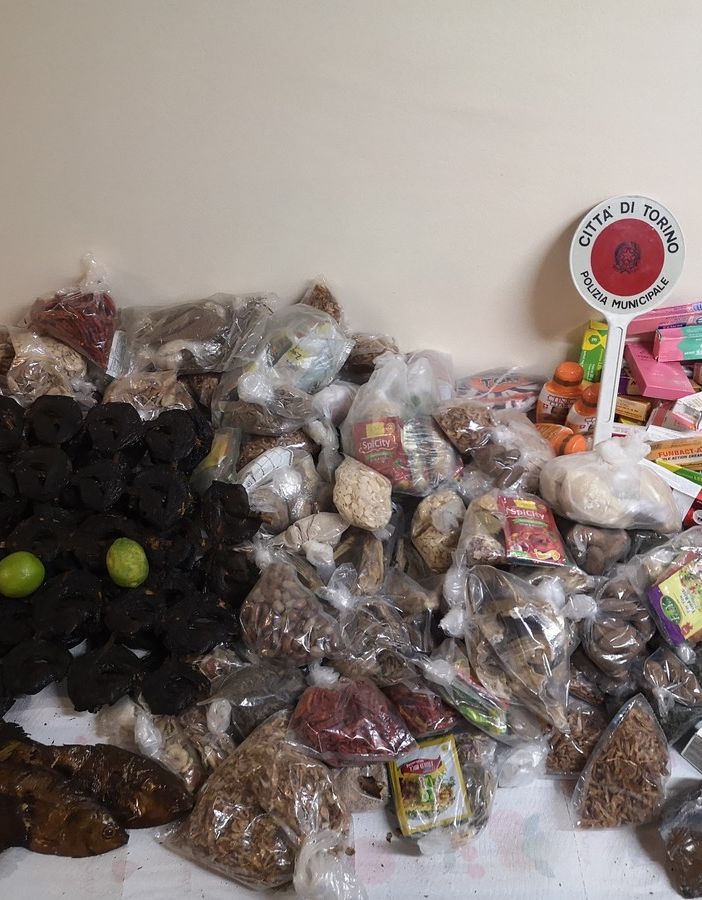 Lotta all'abusivismo a Porta Palazzo: sequestrati oltre 100 chili di prodotti