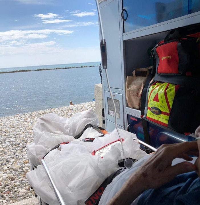 &quot;Voglio vedere il mare per l'ultima volta&quot;: ambulanza si ferma vicino alla spiaggia