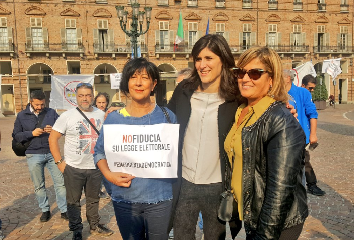 Anche Chiara Appendino in piazza a Torino contro il Rosatellum