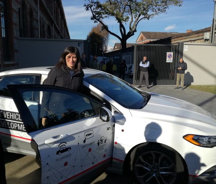 Guida autonoma, l'auto di Appendino brucia il rosso durante il test