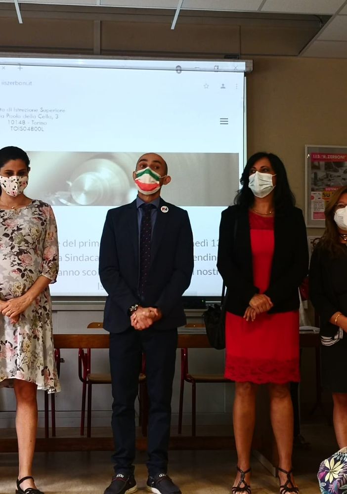 Chiara Appendino e studenti primo giorno di scuola