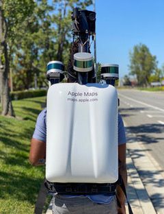 Uomo con zaino sulle spalle per rilevazione maps