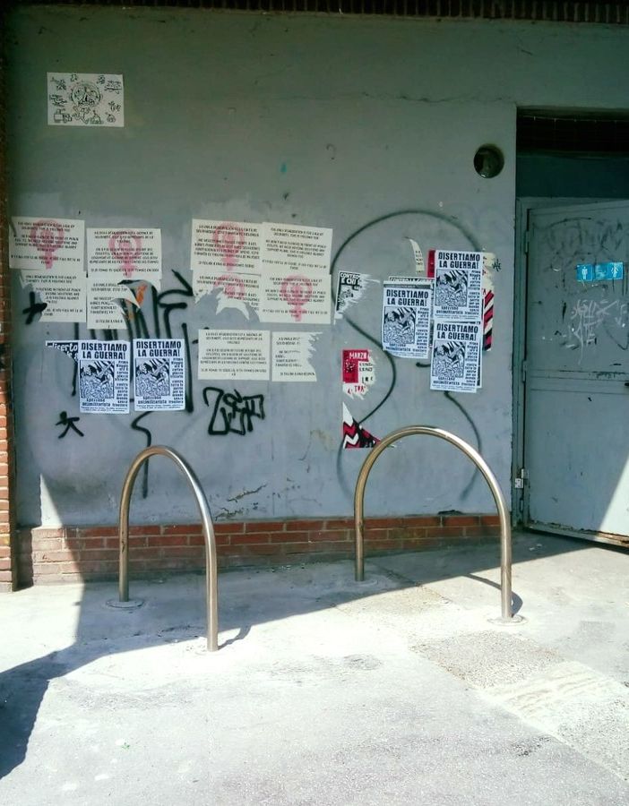 Borgo Dora, archetti porta bici dove trovava riparo una senzatetto: “È architettura ostile”