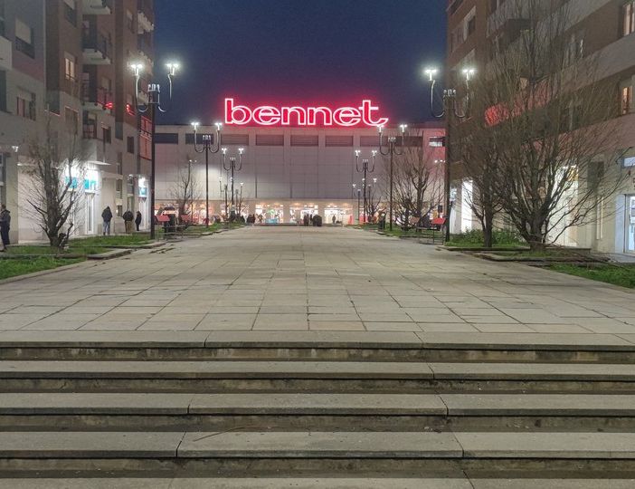 Fontana pericolante, pavimentazione a pezzi e avvallamenti: i residenti di piazza Giovanni Paolo II chiedono interventi