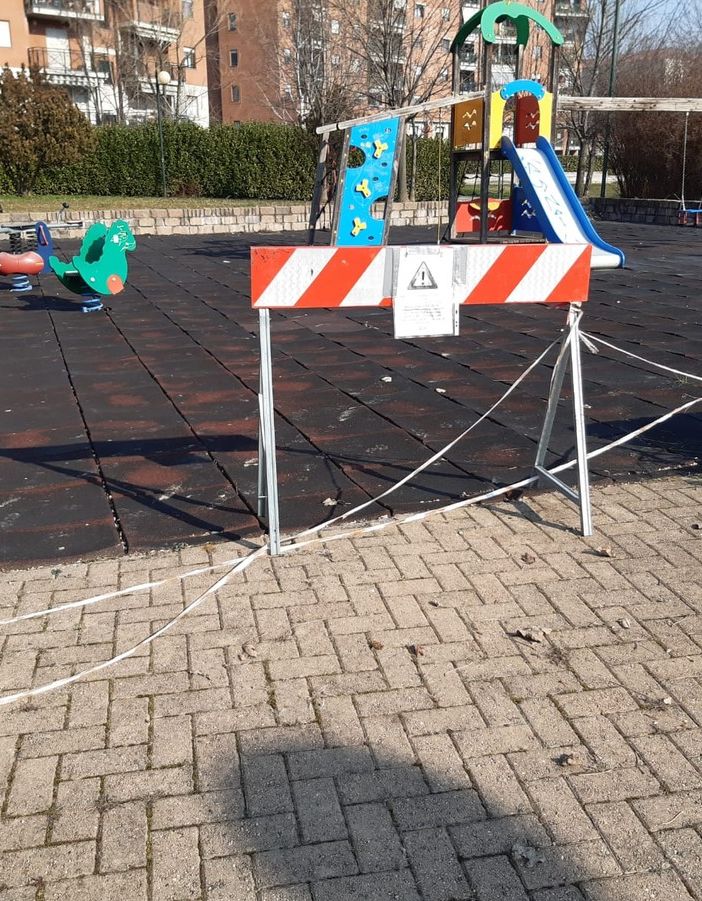 Area gioco da incubo in via Pietro Cossa, la rabbia dei residenti: ”Inagibile da un anno” [FOTO]