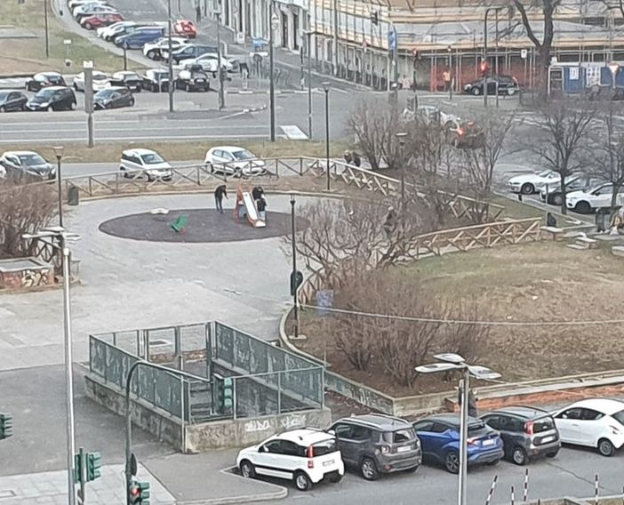 La protesta delle mamme infiamma Crocetta Sud: “Il quartiere senza aree gioco non è a misura di bimbi”