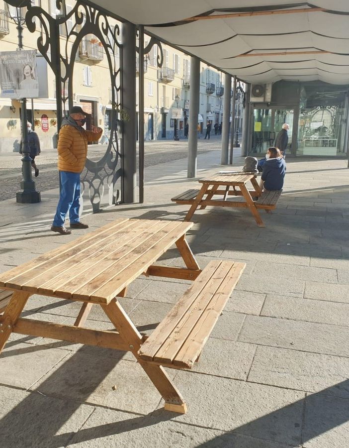 Venaria, rimosse le panche da pic-nic in via Don Alberione. Giulivi: &quot;Erano ritrovo di assembramenti&quot; [VIDEO]