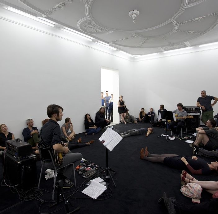 Quando artisti e visitatori creano insieme la performance: musica senza confini alle OGR