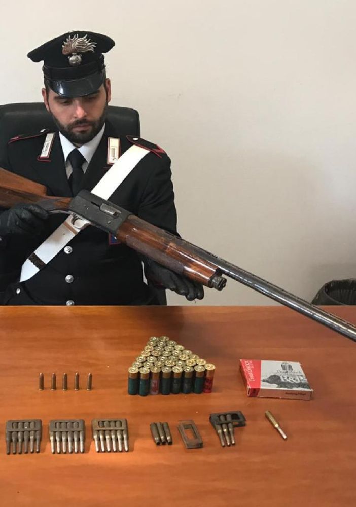 Fucile rubato nascosto in camera da letto, i carabinieri arrestano un agricoltore