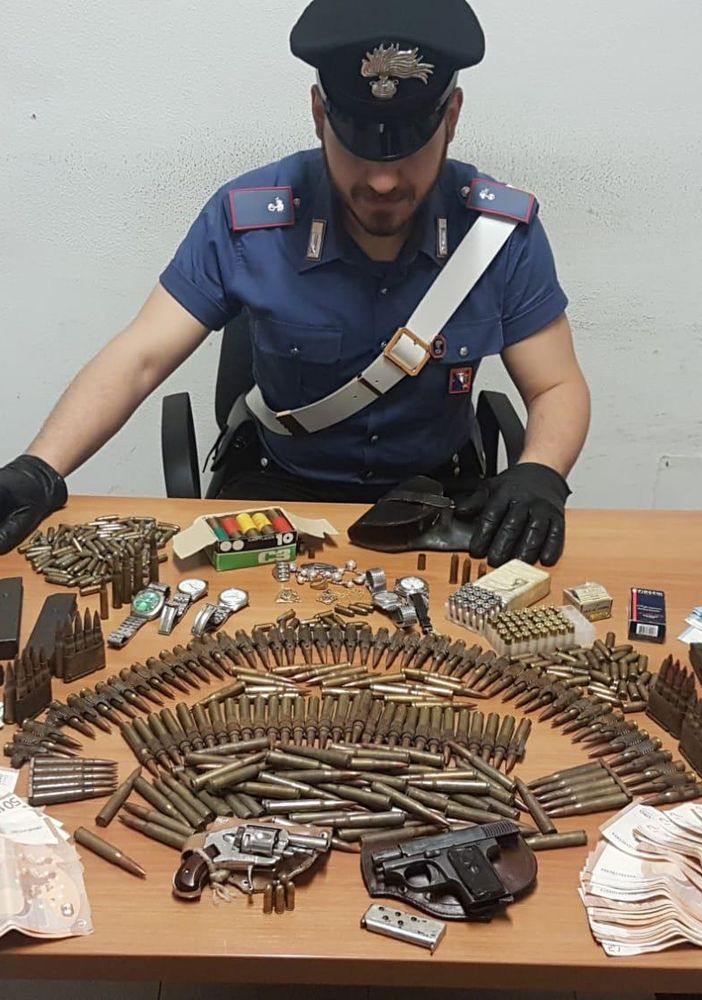 Teneva in casa un arsenale di armi e munizioni illegali: arrestato un 83enne di Gassino