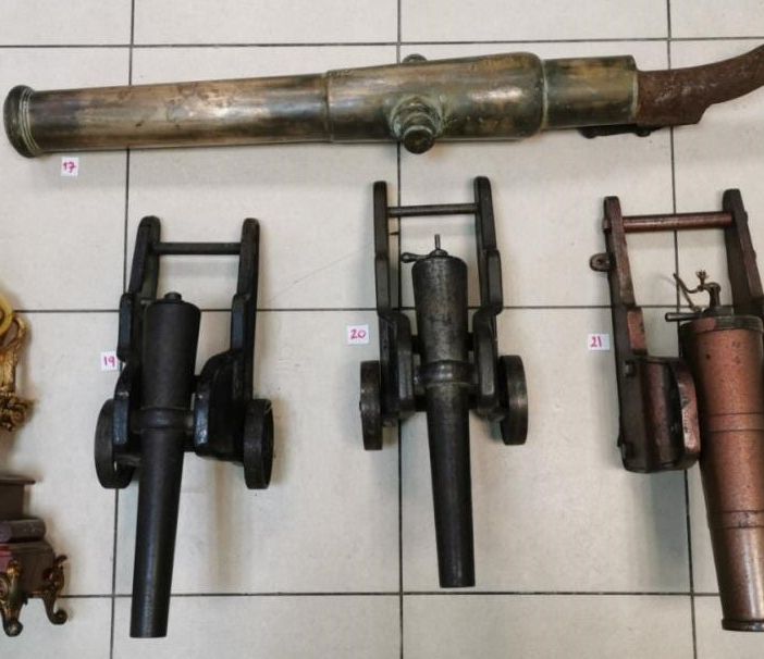 Furgone con armi antiche fermato al confine con la Francia. Alla guida il titolare di un’armeria di Torino