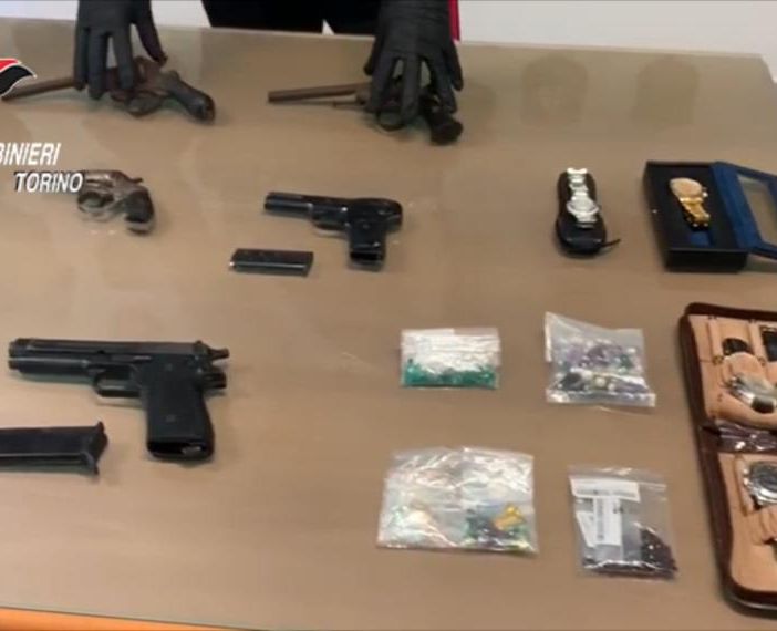 I carabinieri scoprono a Pino un arsenale e articoli di lusso rubati: arrestata una donna, denunciati padre e fratello