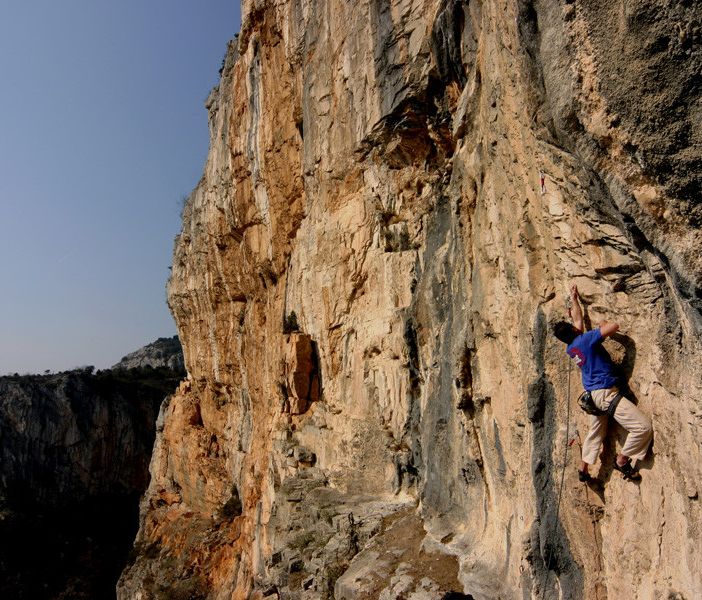 Giovane promessa dell'arrampicata morto in Francia: accompagnatore condannato a 2 anni