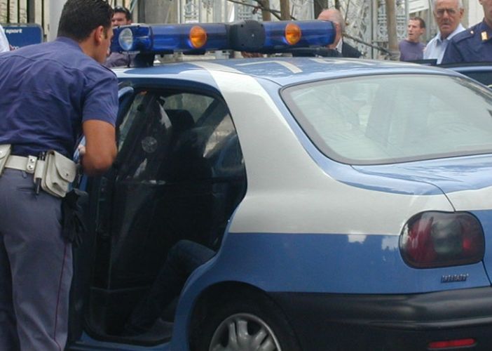 Postino quarantenne arrestato per violenza sessuale e detenzione di materiale pedopornografico