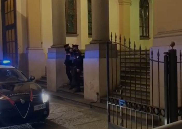 Uomo arrestato da due carabinieri su una scalinata