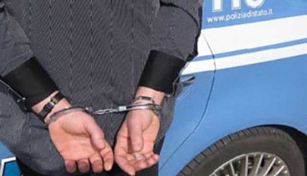 Con un telecomando elettronico apriva le vetture in sosta: topo d'auto fermato dalla Polizia a Torino (VIDEO)