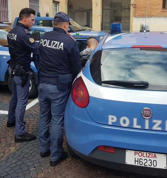 Improvvido ladro di merendine tenta di nascondersi nel controsoffitto, facendolo crollare