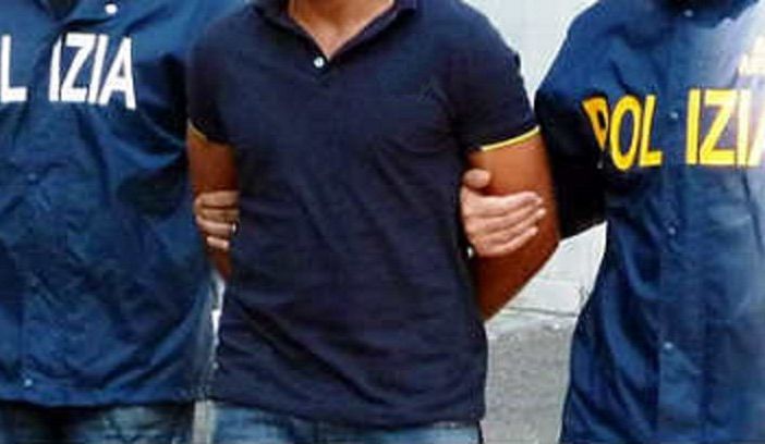 Torino, entra in commissariato con la droga in tasca: arrestato