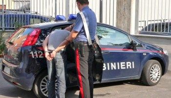 Borseggiatore seriale ruba chiavi di casa e portafoglio ad anziana