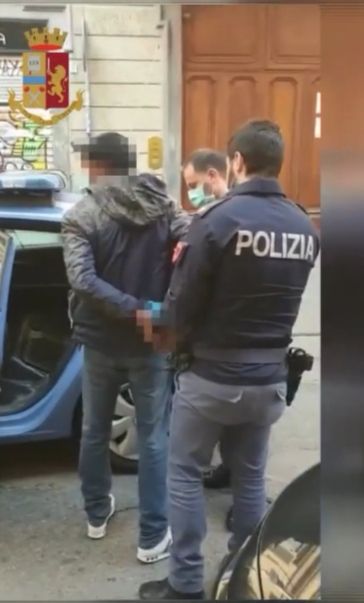 Colpito da ordine di cattura, si presenta in Questura per una denuncia e poi viene arrestato