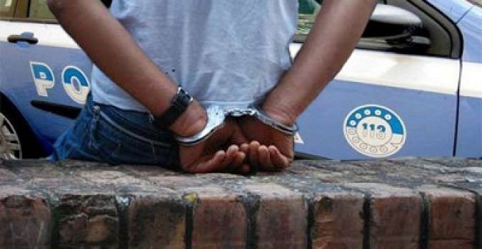 In coda per ritirare la dose dal pusher: intervengono gli agenti, due spacciatori in manette